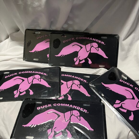 Duck Commander (Duck Dynasty) License Plate Metal pink/black-New - Picture 5 of 5